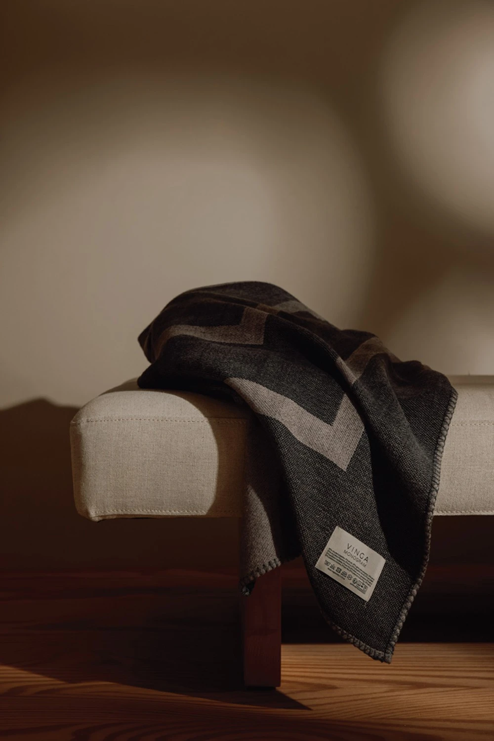 Плед VINGA Monogram из переработанного полиэстера GRS, 170x130 см