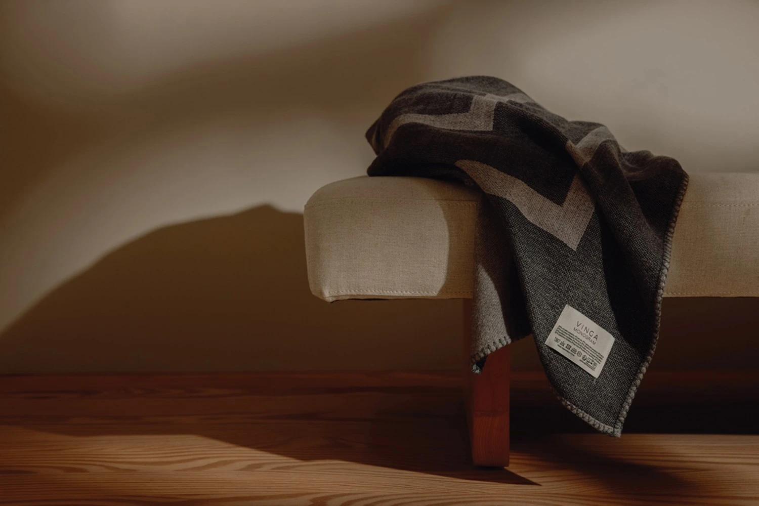 Плед VINGA Monogram из переработанного полиэстера GRS, 170x130 см