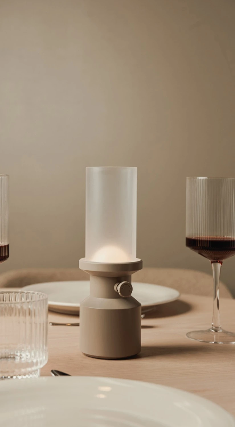 Настольная лампа VINGA Niori из переработанного пластика RCS