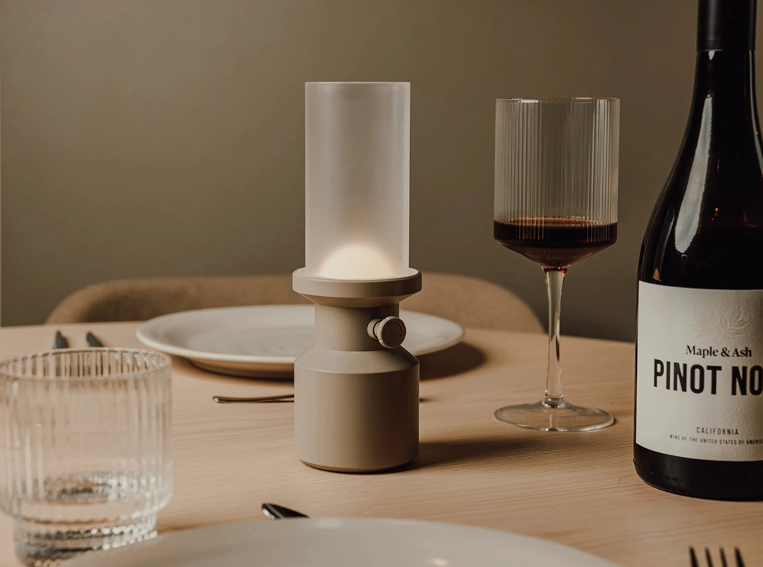 Настольная лампа VINGA Niori из переработанного пластика RCS